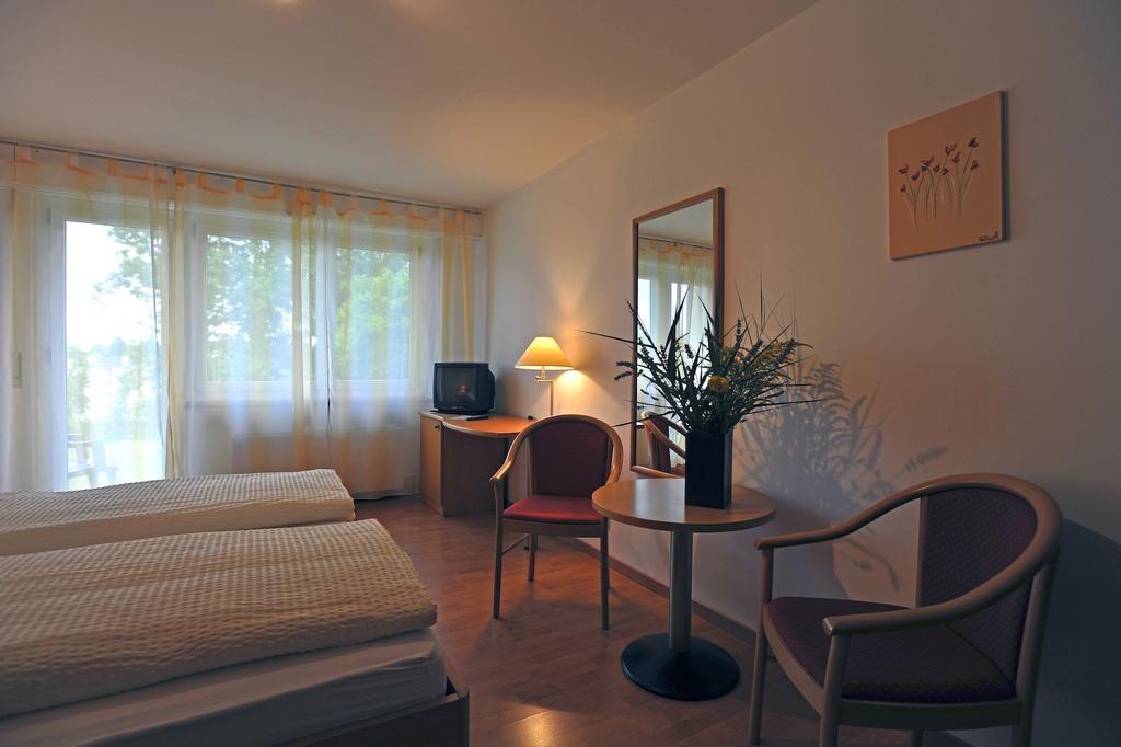 Hotel Restaurant Le Chalet Cortaillod ภายนอก รูปภาพ